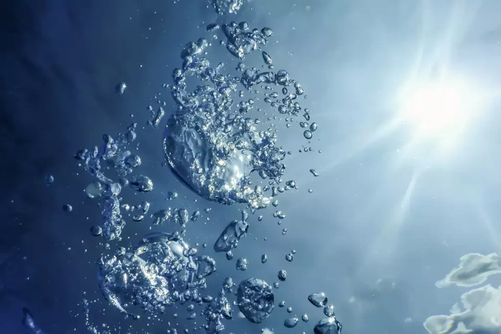 Deniz Suyu Tabakalaşması Nedir? Deniz suyu tabakalaşması, suyun içindeki tuz ve minerallerin güneşin vermiş olduğu ısıdan kaynaklı buharlaşma sonucu artan konsantrasyonu nedeniyle meydana gelmektedir.